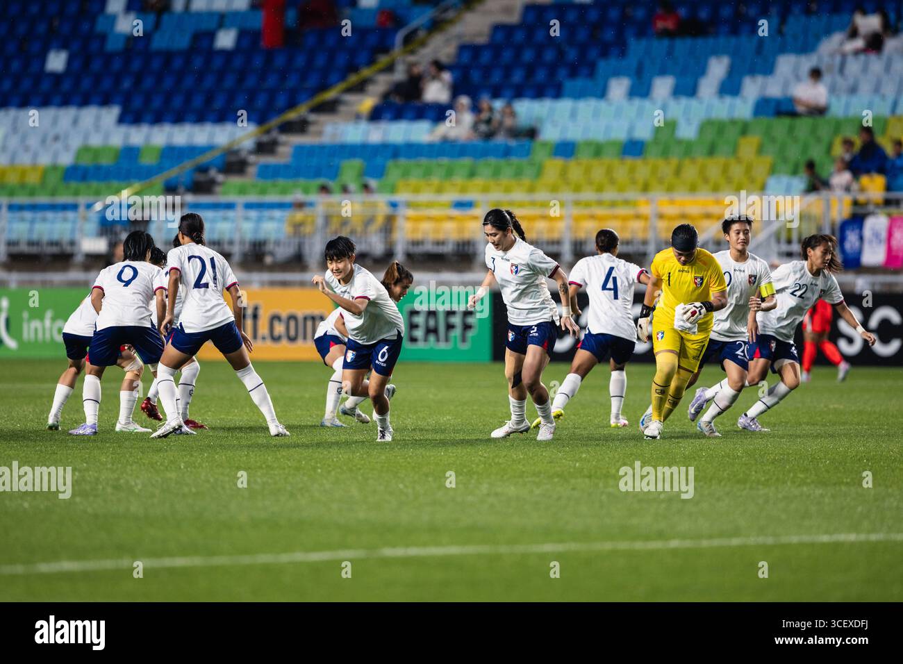SUWON, Corea del Sud - 16 LUGLIO: Durante l'EAFF e-1 Football Championship - Corea del Sud vs Taipei cinese al Suwon World Cup Stadium il 16 luglio 2025 Foto Stock