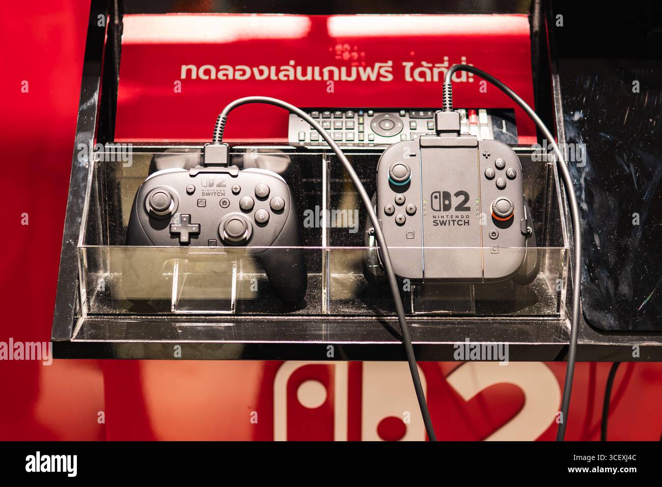 Bangkok, Tailandia - 16 agosto 2025: Tester Nintendo Switch 2 su uno scaffale nel centro commerciale. Il testo tailandese su uno scaffale è "prova il gioco gratuitamente" Foto Stock