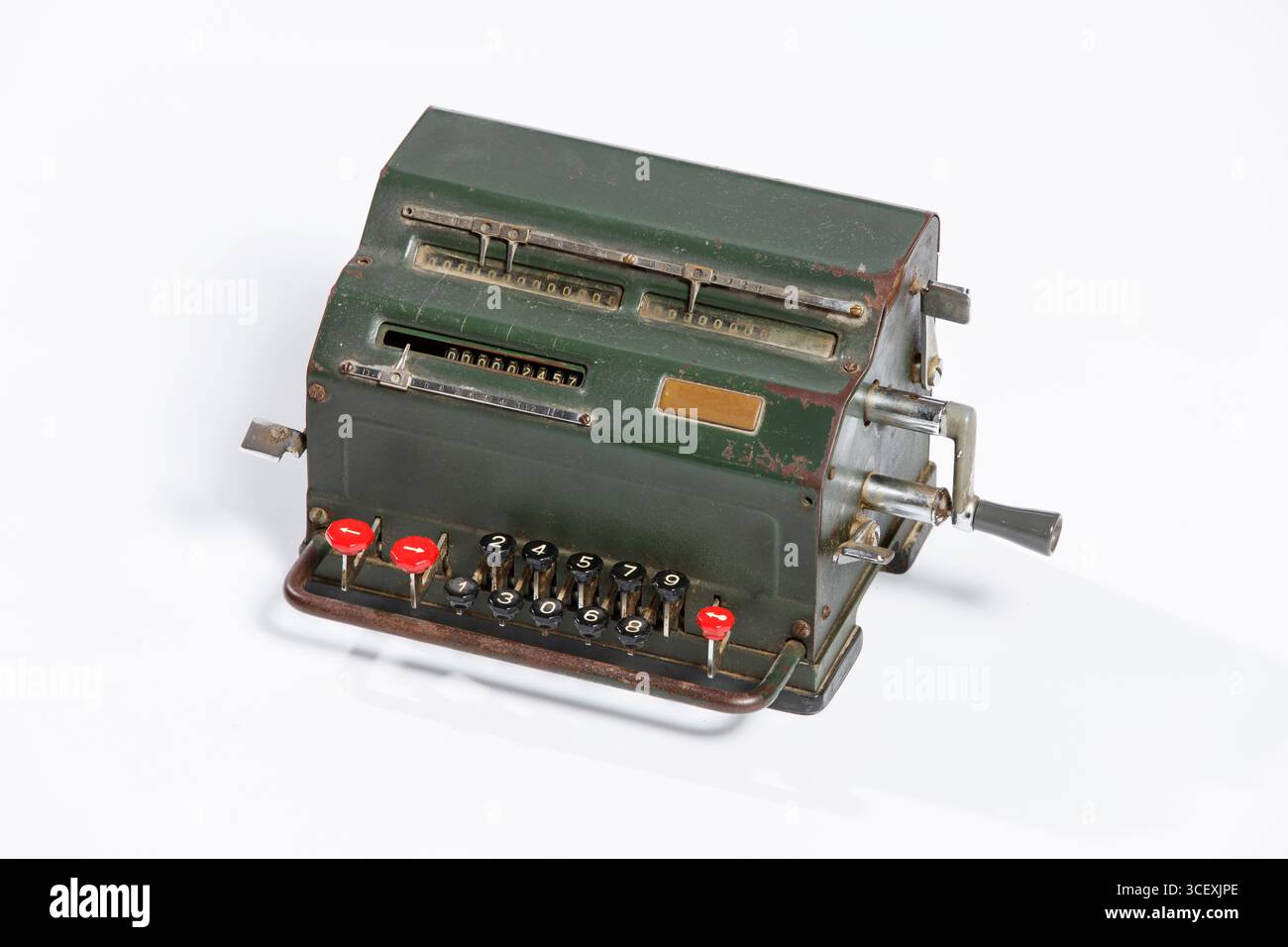 Calcolatrice meccanica vintage con design classico, pulsanti retrò e superficie consumata, attrezzatura da ufficio e contabilità nostalgica Foto Stock