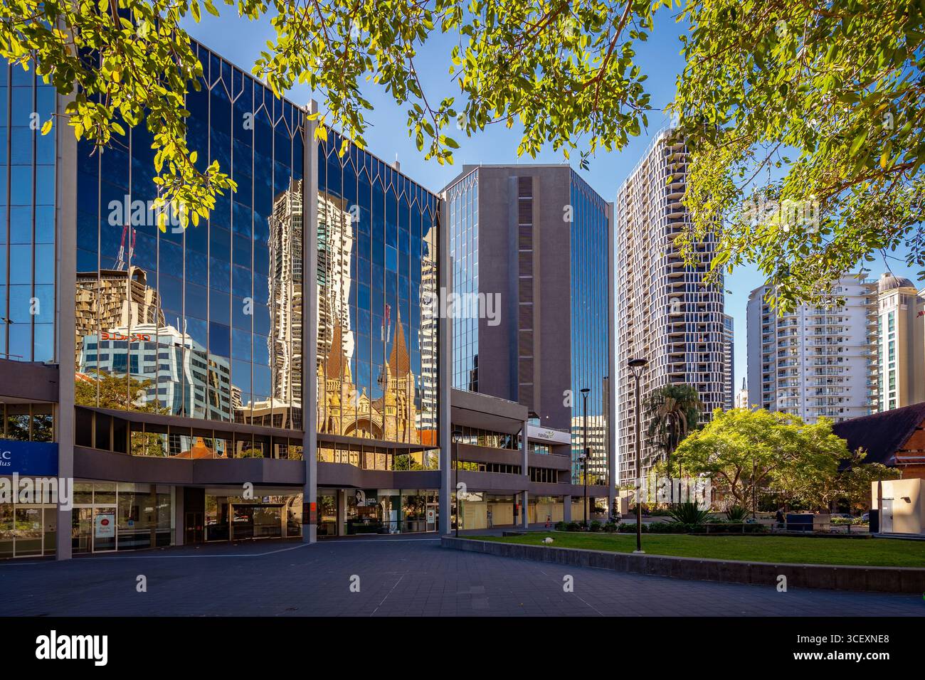 Brisbane, Australia - Vista della città da Cathedral Square con riflesso della Cattedrale di San Giovanni Foto Stock