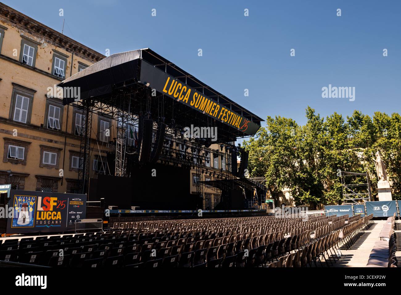 Lucca, Italia - 30 giugno 2025: Allestimento del Lucca Summer Festival in Toscana, Italia, prima dell'inizio dei concerti serali Foto Stock
