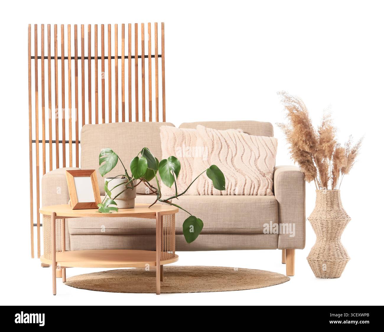 Moderno divano beige, schermo pieghevole e tavolo isolato su sfondo bianco Foto Stock