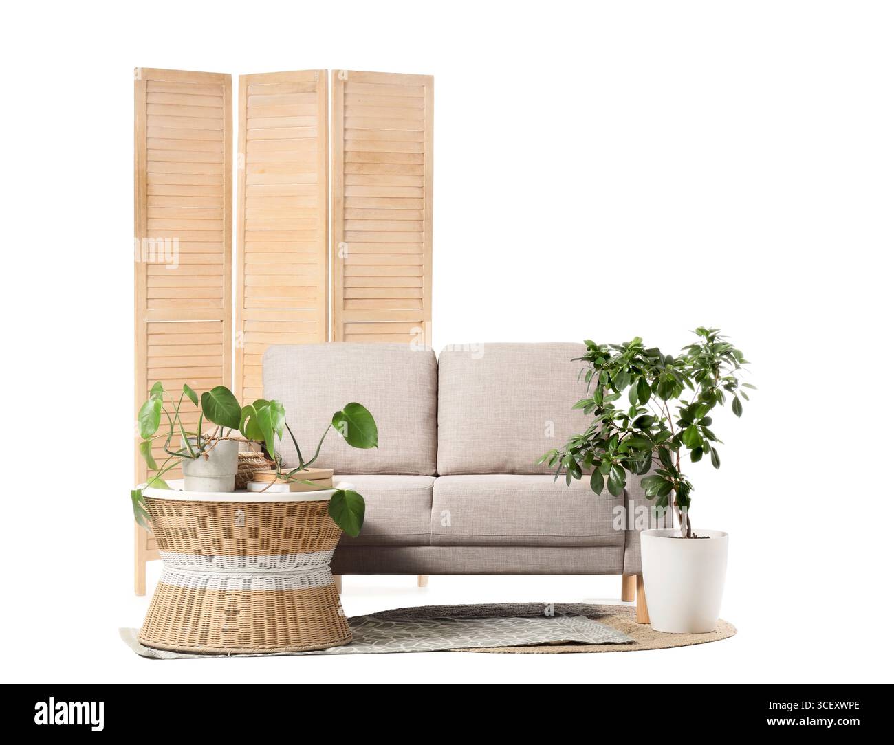 Moderno divano beige, schermo pieghevole e tavolo isolato su sfondo bianco Foto Stock