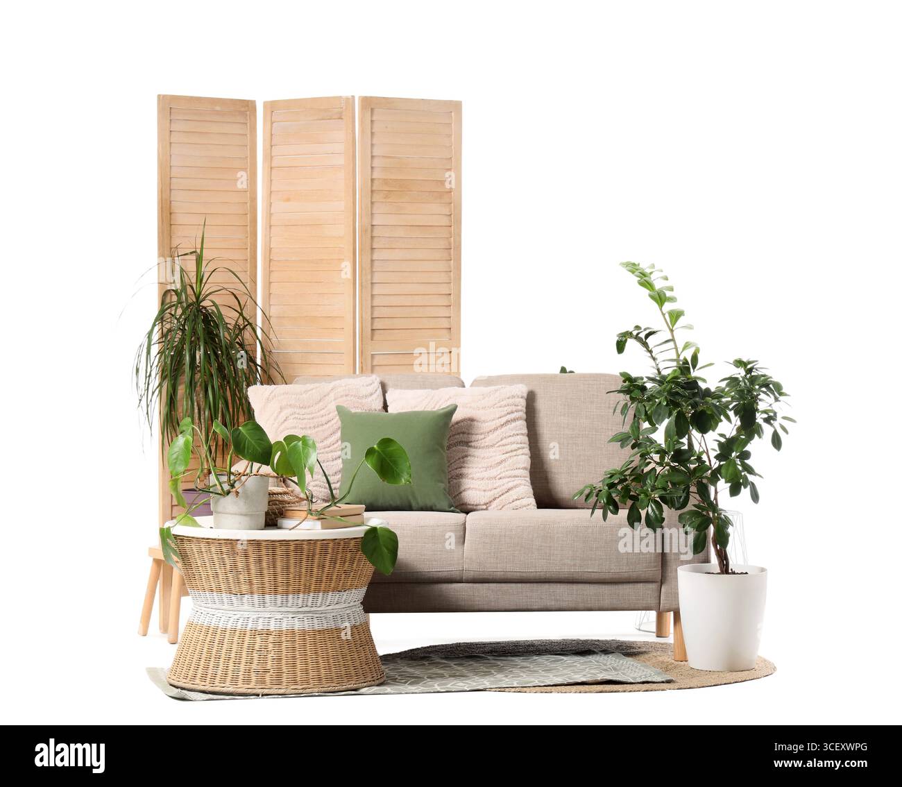 Moderno divano beige, schermo pieghevole e tavolo isolato su sfondo bianco Foto Stock