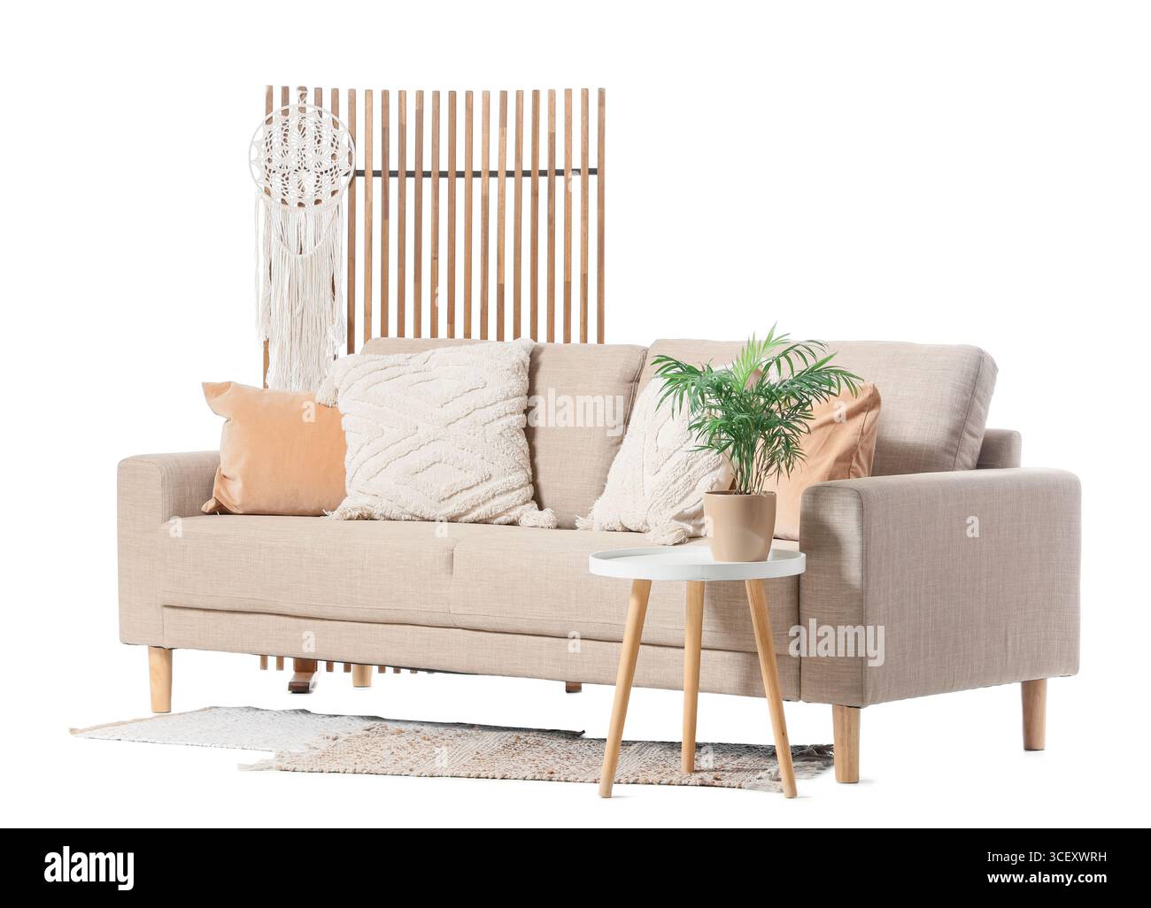 Moderno divano beige, schermo pieghevole e tavolo isolato su sfondo bianco Foto Stock