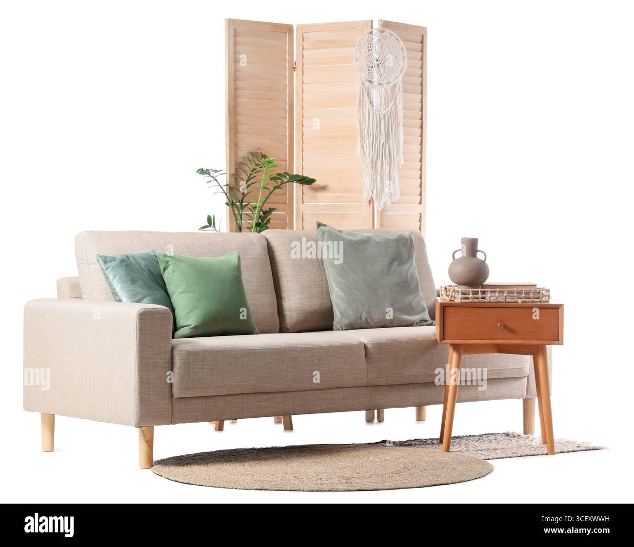 Moderno divano beige, schermo pieghevole e tavolo isolato su sfondo bianco Foto Stock