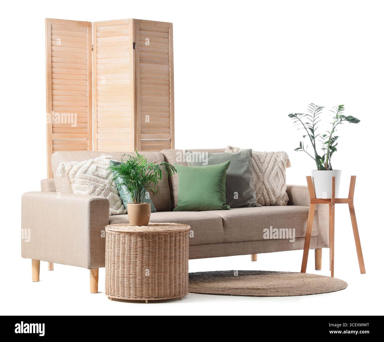 Moderno divano beige, schermo pieghevole e tavolo isolato su sfondo bianco Foto Stock