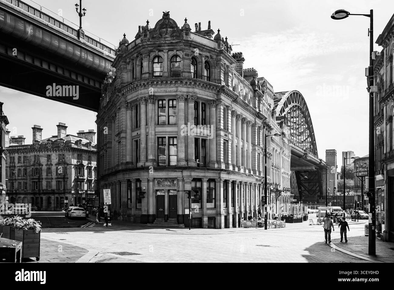 Edificio storico Phoenix, House, completo di colonne corinzie, all'angolo tra Queen St e Sandhill Newcastle-upon-Tyne. Il ponte Tyne si erge dietro. Foto Stock