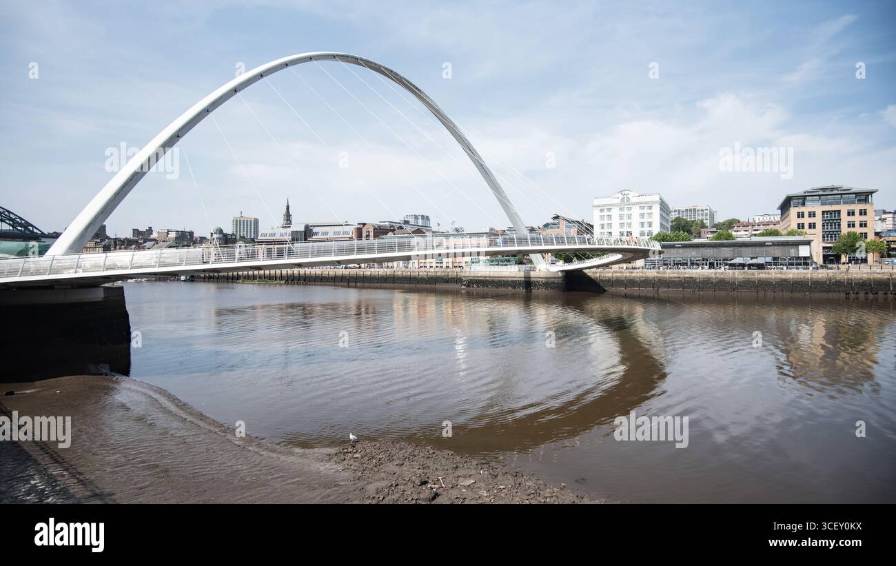 Il Gateshead Millennium Bridge, un ponte pedonale e ciclabile che attraversa il fiume Tyne a Newcastle-upon-Tyne Foto Stock