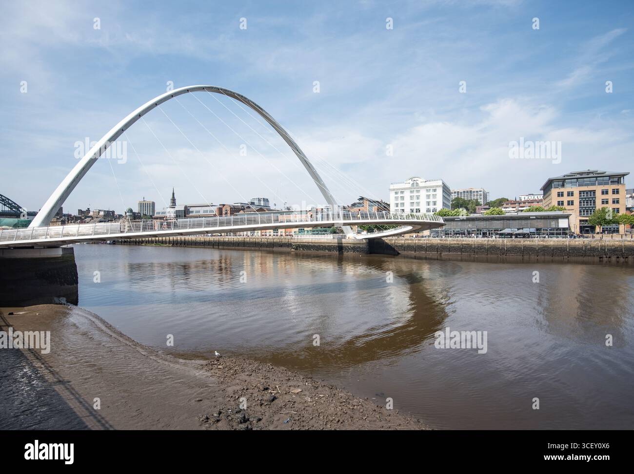 Il Gateshead Millennium Bridge, un ponte pedonale e ciclabile che attraversa il fiume Tyne a Newcastle-upon-Tyne Foto Stock