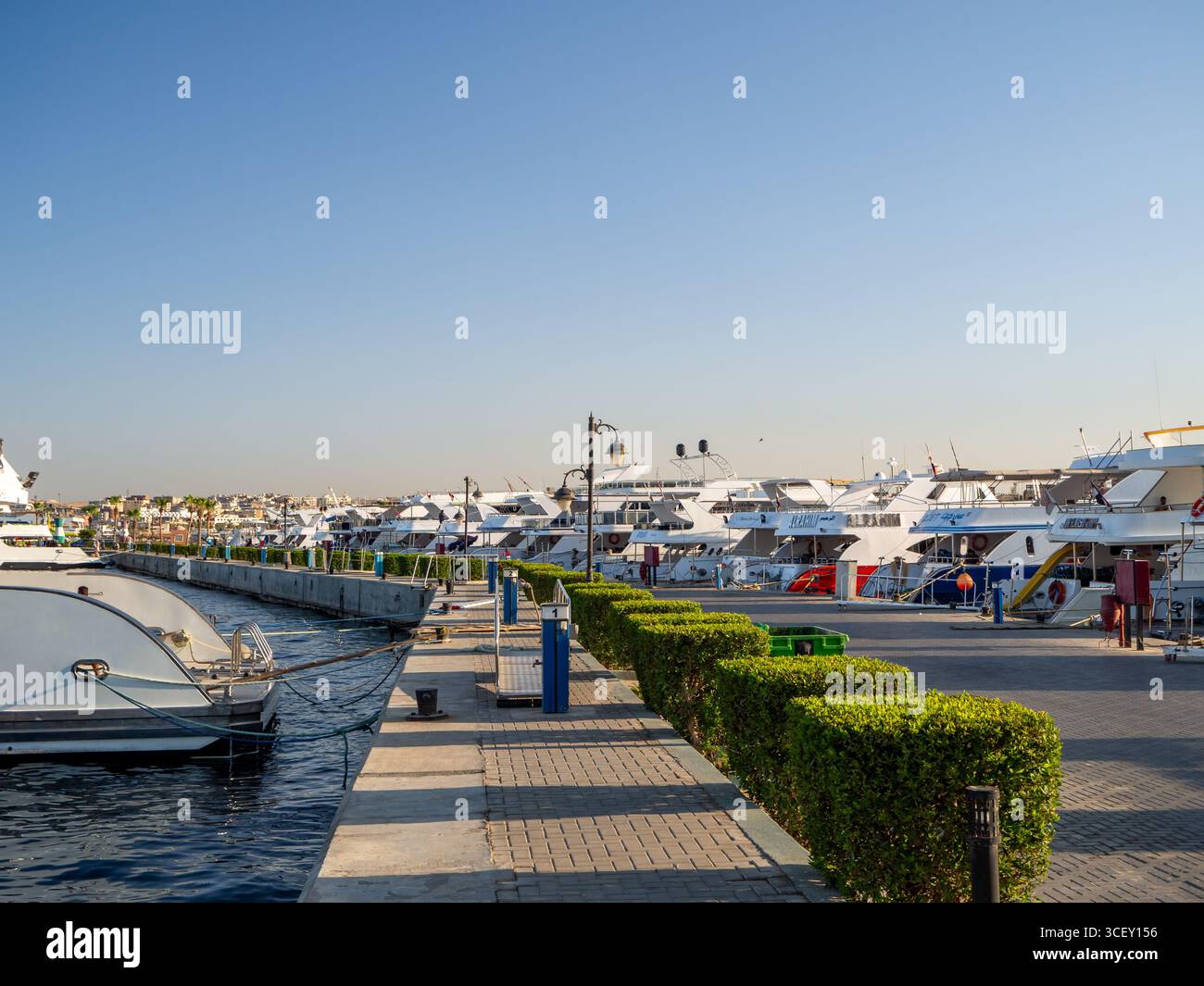 Una vista della città di Hurghada, una vibrante città costiera lungo il Mar Rosso, che mostra la vita urbana e la cultura locale Foto Stock