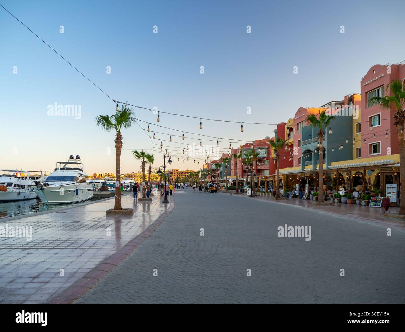 Una vista della città di Hurghada, una vibrante città costiera lungo il Mar Rosso, che mostra la vita urbana e la cultura locale Foto Stock