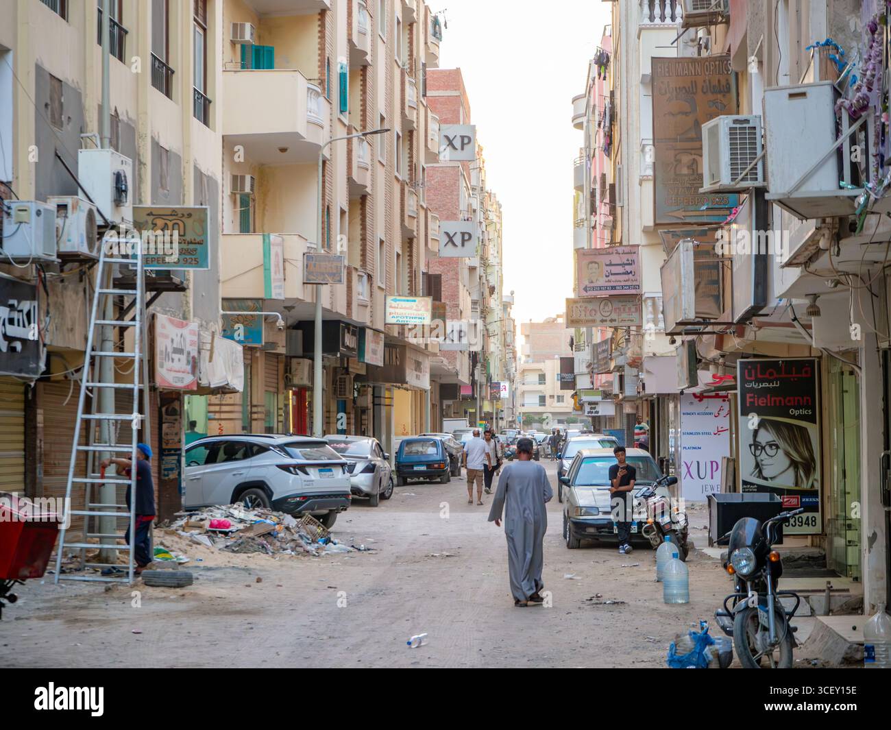 Una vista della città di Hurghada, una vibrante città costiera lungo il Mar Rosso, che mostra la vita urbana e la cultura locale Foto Stock
