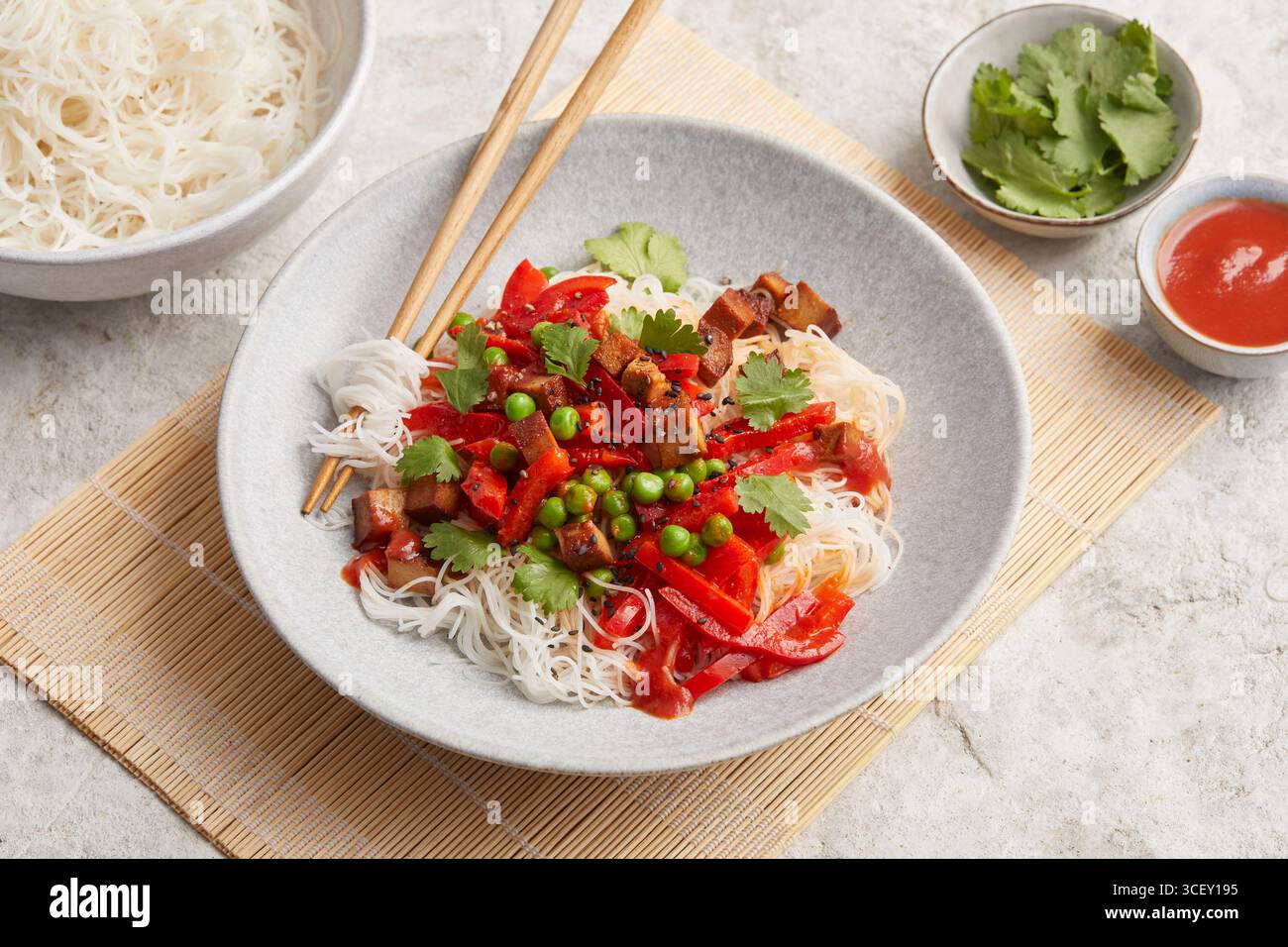 Spaghetti di riso con pasta di peperoncino e pomodori Foto Stock
