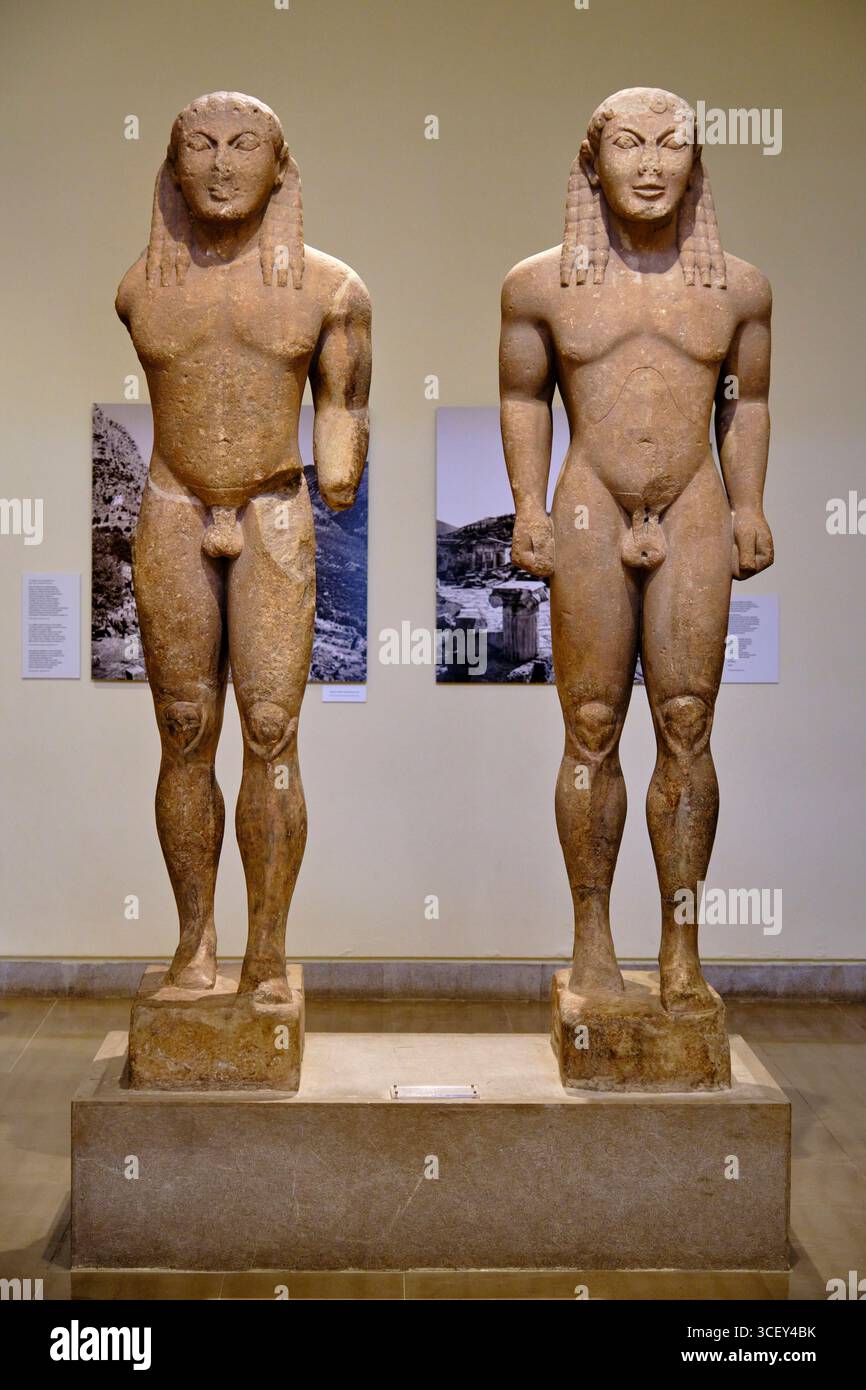 Grecia, Focide, Delfi, patrimonio dell'umanità dell'UNESCO, Museo Archeologico, statua di Kouroi (Kleobis e Biton), eroe della mitologia argiva, 580 a.C. Foto Stock
