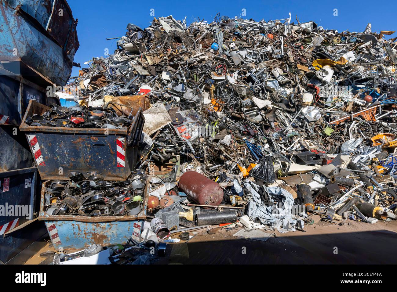 Neckarhafen Stoccarda. Schrotthandel. // 22.09.2024: Stoccarda, Baden-Württemberg, Deutschland, Europa *** Neckarhafen Stuttgart Scrap Metal Trading 22 09 2024 Stoccarda, Baden Württemberg, Germania, Europa Foto Stock