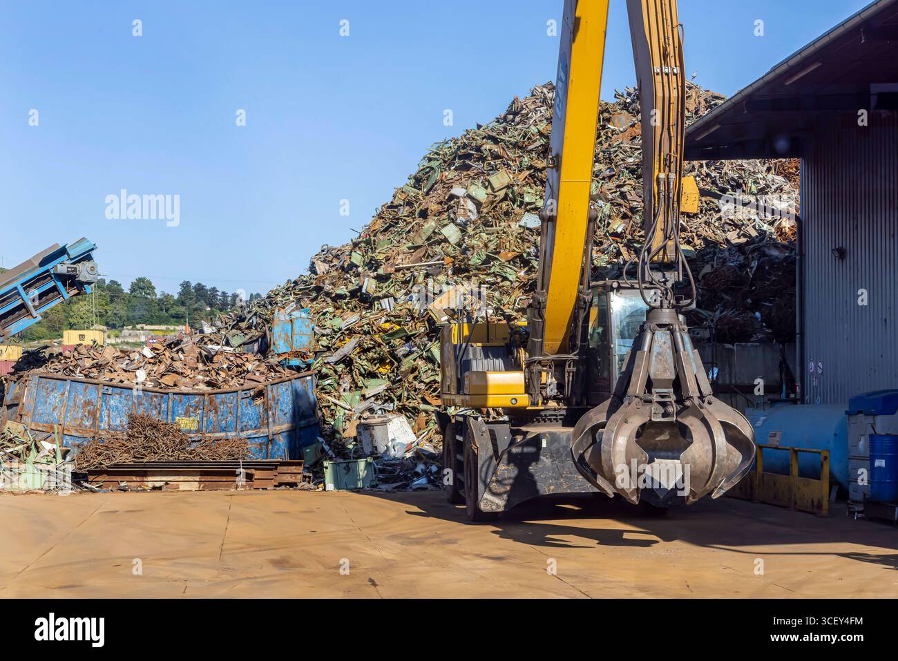 Neckarhafen Stoccarda. Schrotthandel. // 22.09.2024: Stoccarda, Baden-Württemberg, Deutschland, Europa *** Neckarhafen Stuttgart Scrap Metal Trading 22 09 2024 Stoccarda, Baden Württemberg, Germania, Europa Foto Stock