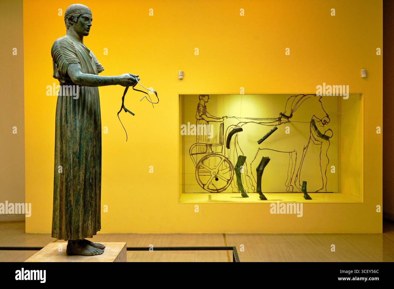 Grecia, Focide, Delfi, sito patrimonio dell'umanità dell'UNESCO, Museo Archeologico, Charioteer di Delfi Foto Stock
