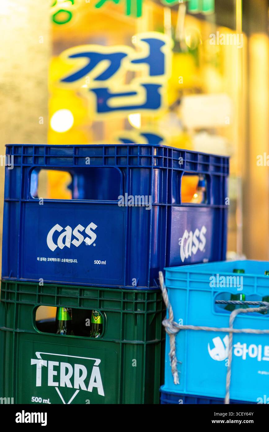 Casse colorate di bottiglie di birra impilate insieme, con sfondo sfocato con testo coreano a Seoul, Corea del Sud, il 21 marzo 2023 Foto Stock Casse colorate di bottiglie di birra impilate insieme, con sfondo sfocato con testo coreano a Seoul, Corea del Sud, il 21 marzo 2023 Foto Stock