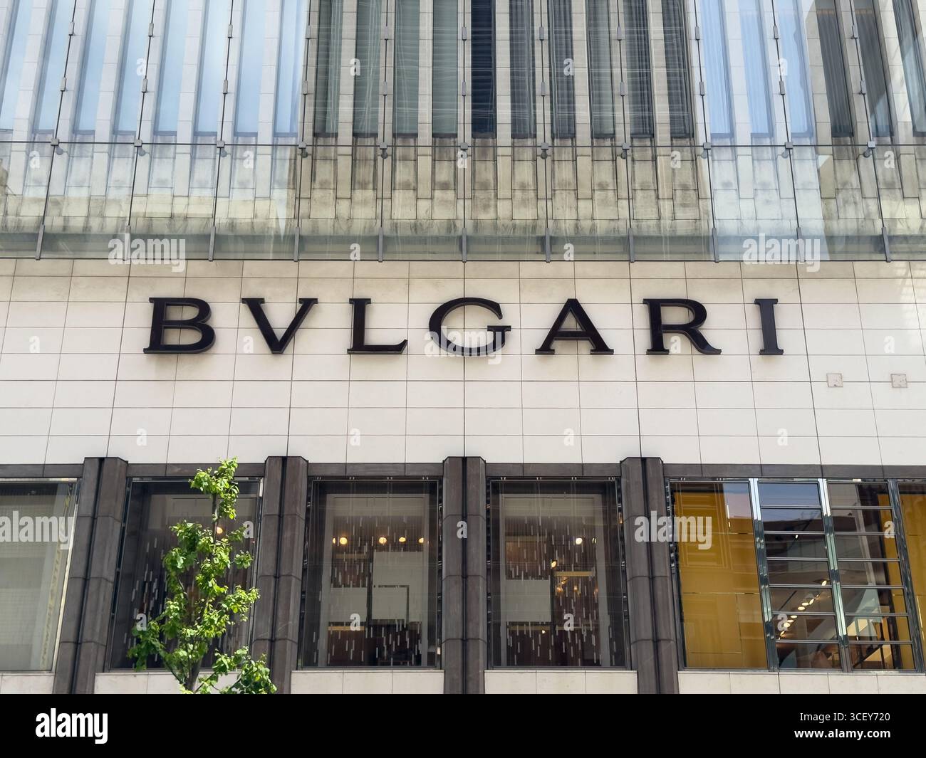 Bulgari Tokyo Ginza. Negozio italiano di moda e gioielli Bulgari di lusso a Ginza, l'esclusivo quartiere dello shopping di Tokyo, in Giappone. - Immagine stock catturata con smartphone