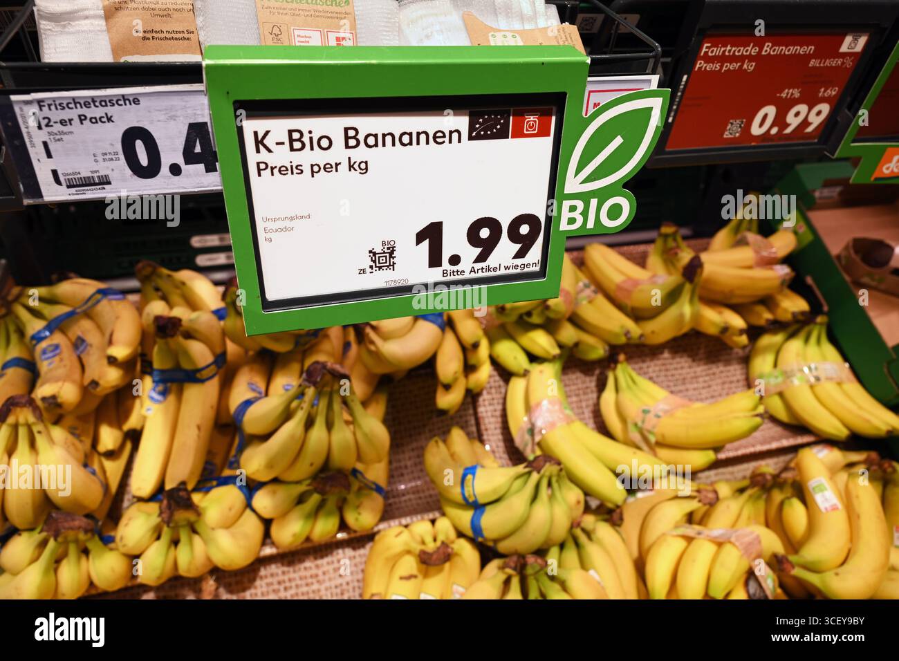 Banane con etichetta biologica in vendita in un negozio di alimentari Foto Stock