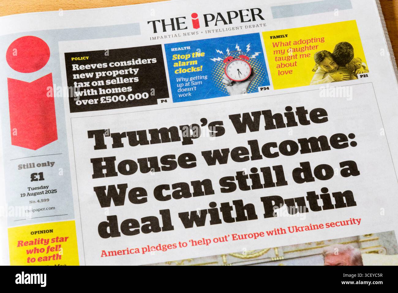 19 agosto 2025. Il titolo in prima pagina dell'i Paper è il benvenuto della Casa Bianca di Trump: Possiamo ancora fare un accordo con Putin. Foto Stock