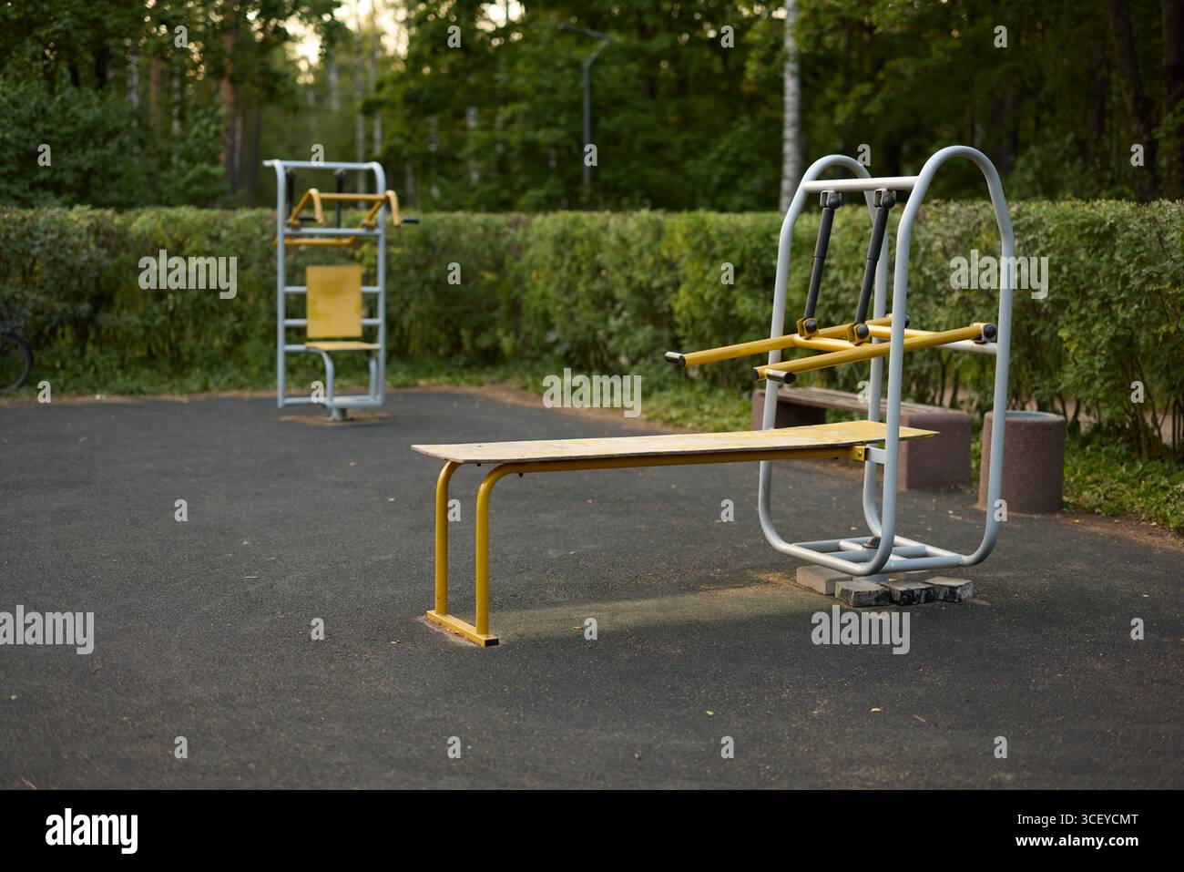 Attrezzature fitness all'aperto e per esercizi all'interno di un parco bellissimo e tranquillo Foto Stock