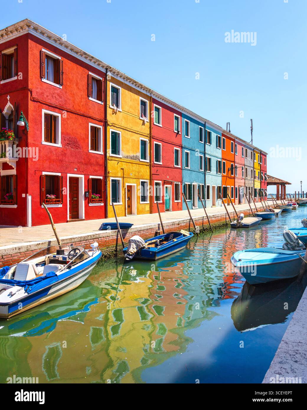 Canale dell'isola di Burano e barche con case colorate. Laguna di Venezia, regione Veneto, Italia. Formato verticale, perfetto per i social media e lo schermo verticale Foto Stock