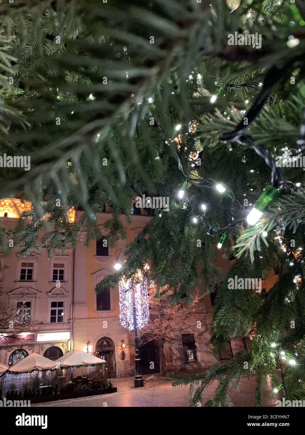 Inverno, vacanze di Natale, tramonto di Capodanno sulla piccola città, Natale in Ungheria Foto Stock
