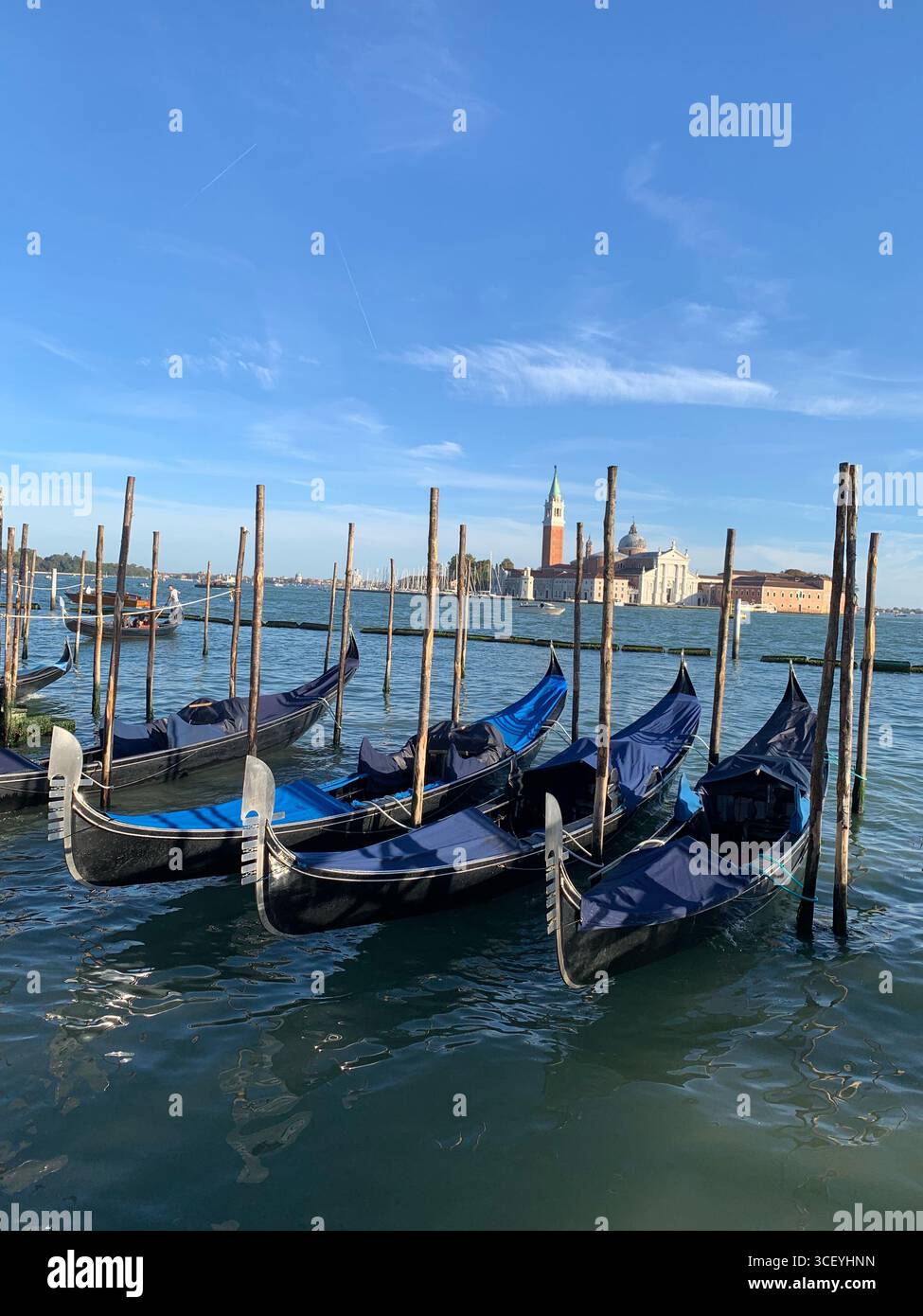 Venezia autunnale, vista del tramonto, vista dalla gondola blu sul Canal grande, splendida architettura, ispirazione. Foto Stock