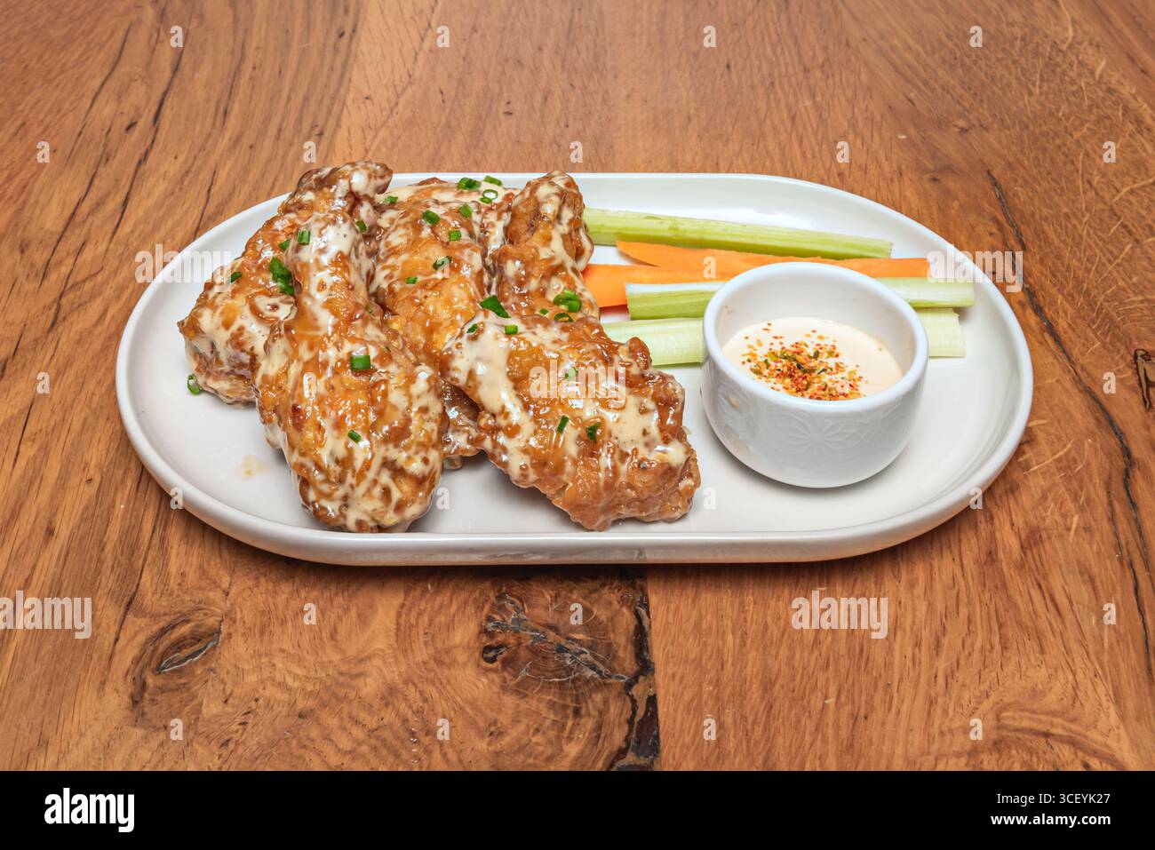 Ali croccanti in stile Kentucky con salsa segreta, miscela di spezie e miele Foto Stock