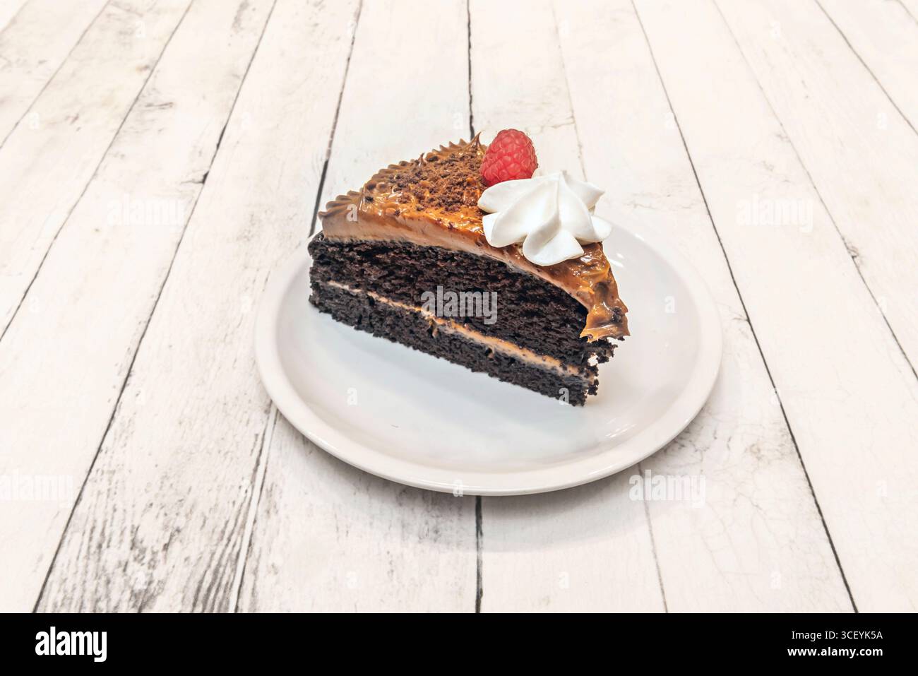 Passion Fruit e White Chocolate Tart: Un contrasto tra acido e dolce con una base di cacao Foto Stock