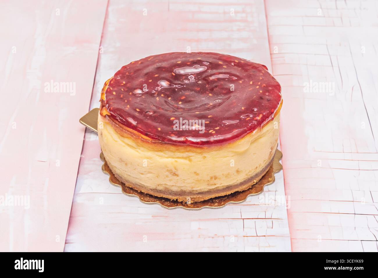 New York Cheesecake: Cremosa e liscia con base di biscotti e condimento di frutti di bosco freschi Foto Stock