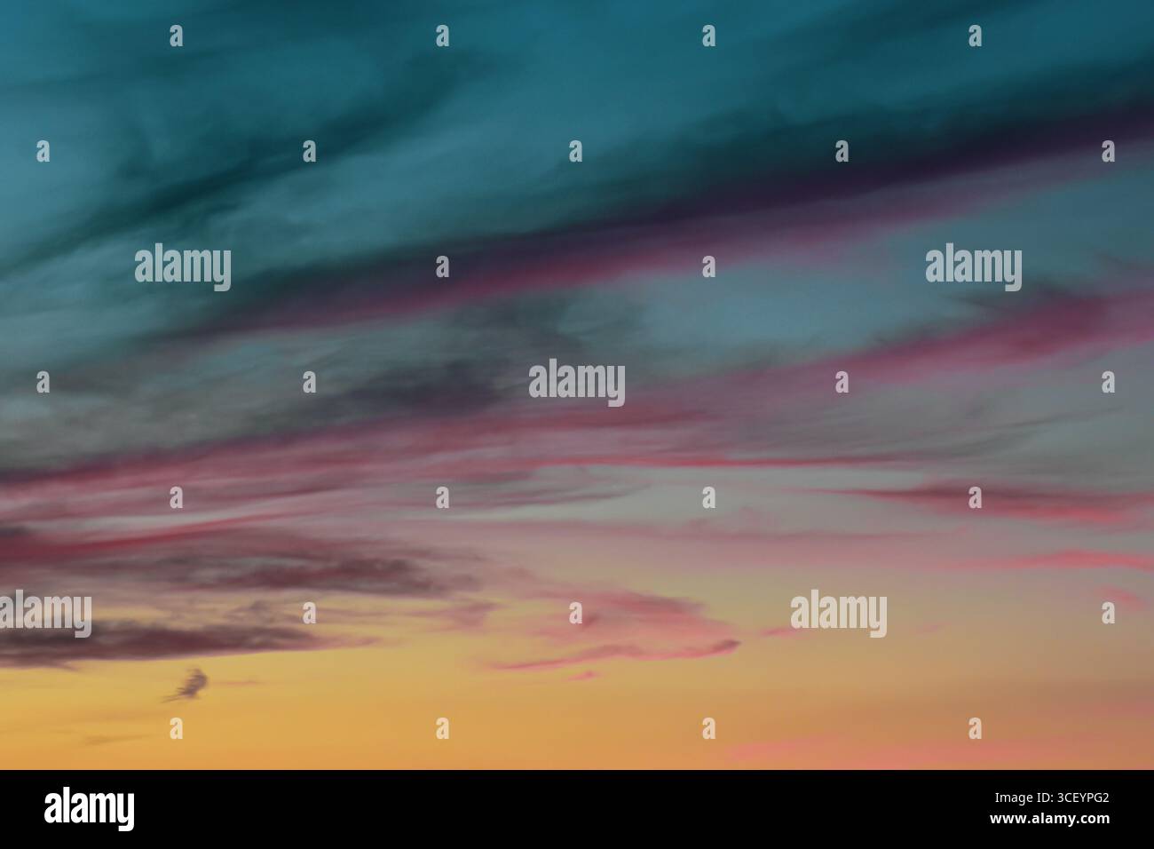 Cielo colorato al tramonto con morbide nuvole sparse e luce brillante, perfetto per composizioni tranquille, naturali e astratte. Foto Stock