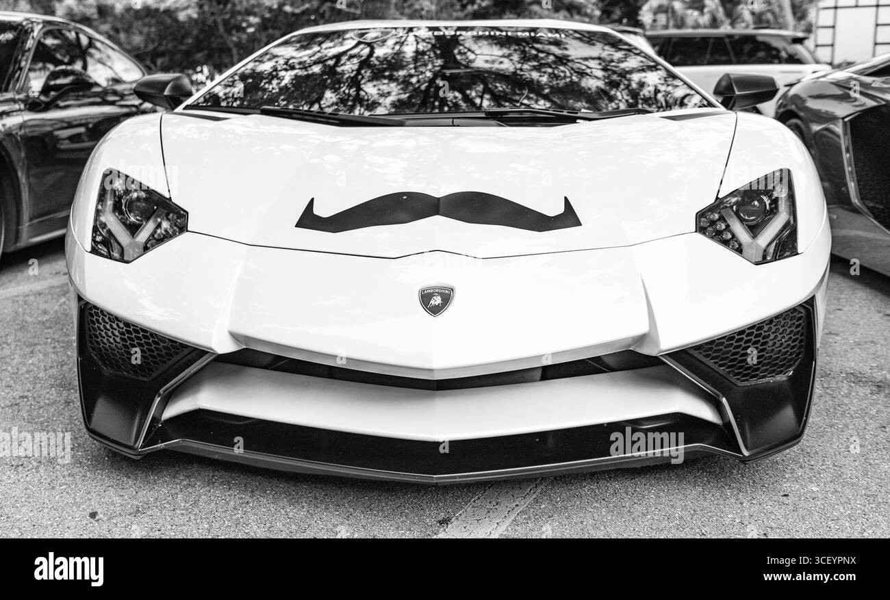 Miami Beach, Florida USA - 9 giugno 2024: 2023 L2022 Lamborghini Aventador LP 780-4 Ultimae White at miami Beach. La Lamborghini è un'auto italiana di lusso Foto Stock