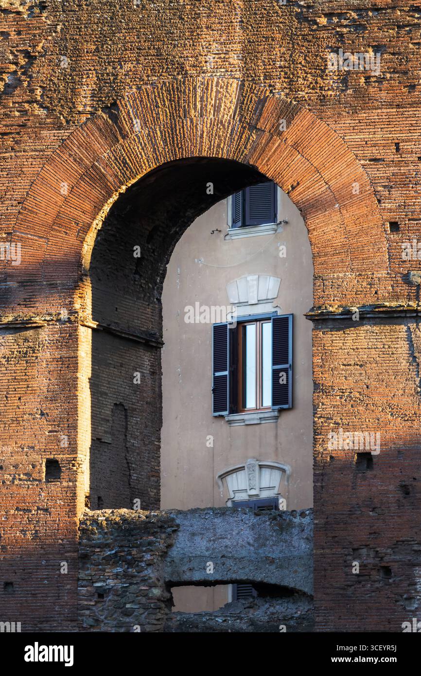 Finestra attraverso l'arco, mattoni romani. La città eterna Foto Stock