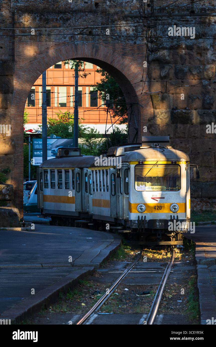 Roma, Italia - luglio 14-2025 Un tram si ferma in una stazione romana, un momento di quiete nel ritmo sempre in movimento della città Foto Stock