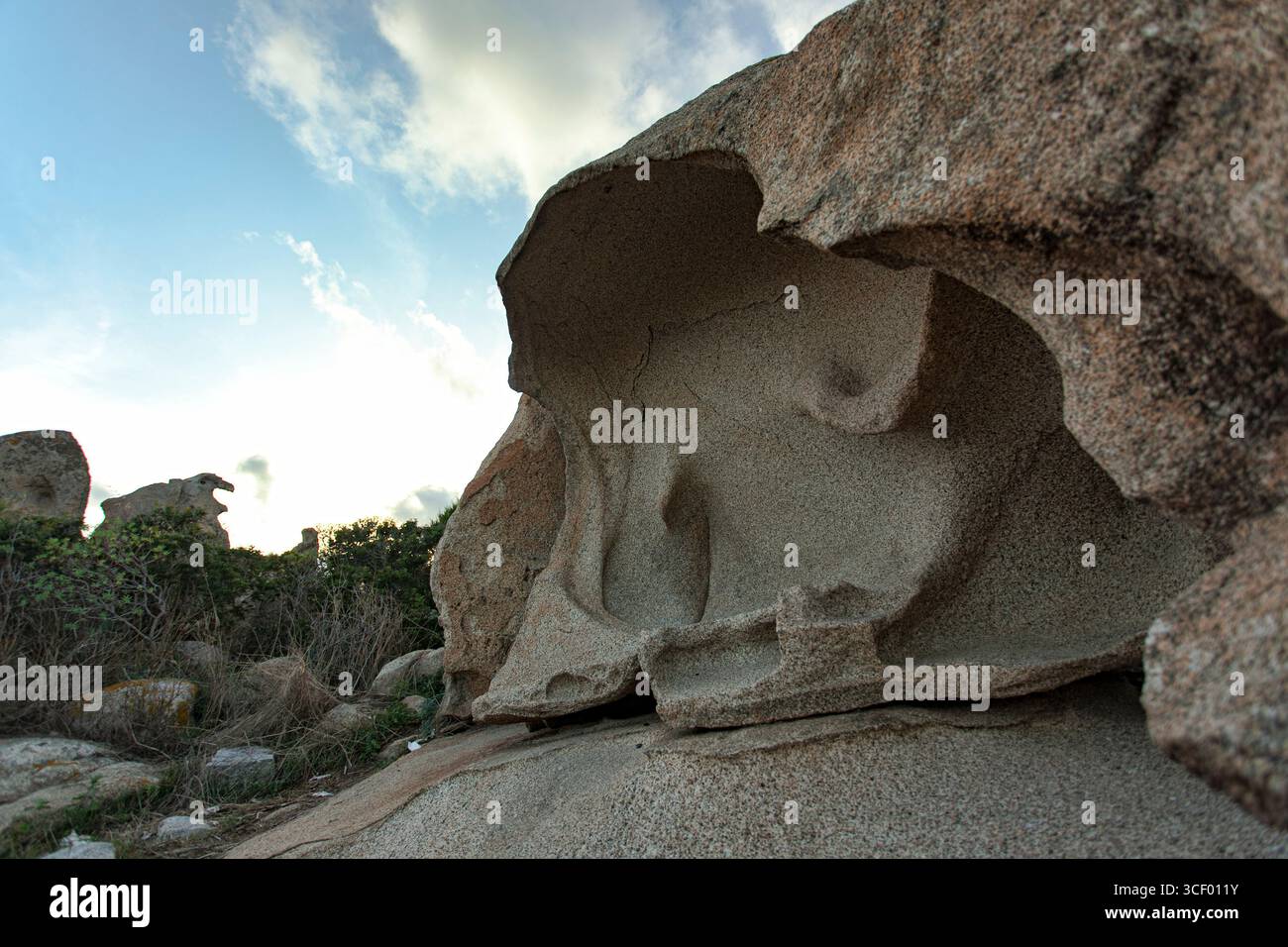 Formazioni rocciose di granito scolpite dall'erosione del vento e dell'acqua a punta molentis, in sardegna, italia, creano un paesaggio naturale unico Foto Stock