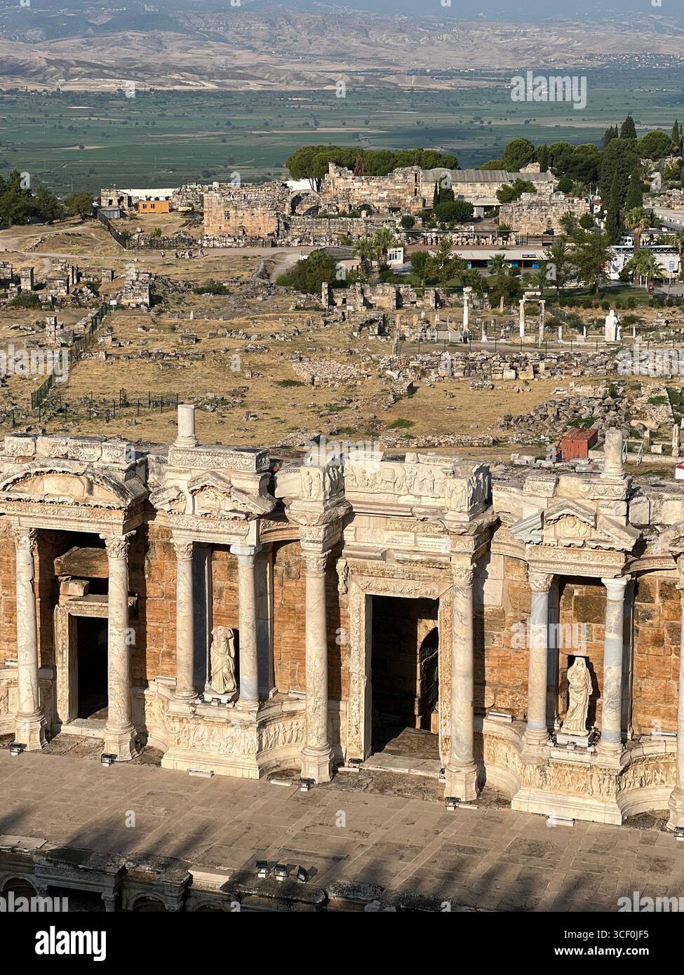 Camminando attraverso le rovine di Hierapolis, dove la storia sussurra attraverso ogni pietra Foto Stock
