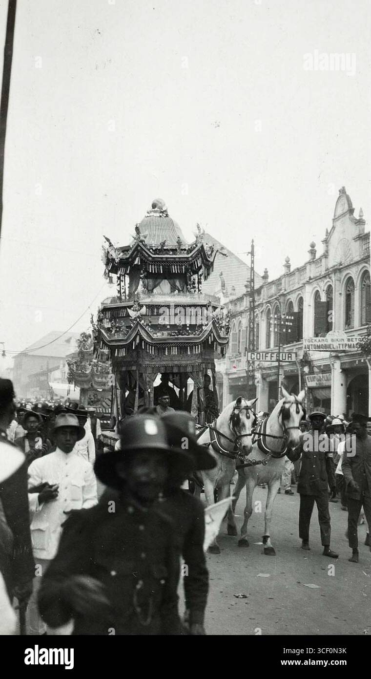 In questa fotografia del 1921, la processione funebre del maggiore Tjong A Fie viene catturata mentre si snoda attraverso Kesawan a Medan, onorando la sua eredità come amato leader della comunità cinese e filantropo. Foto Stock