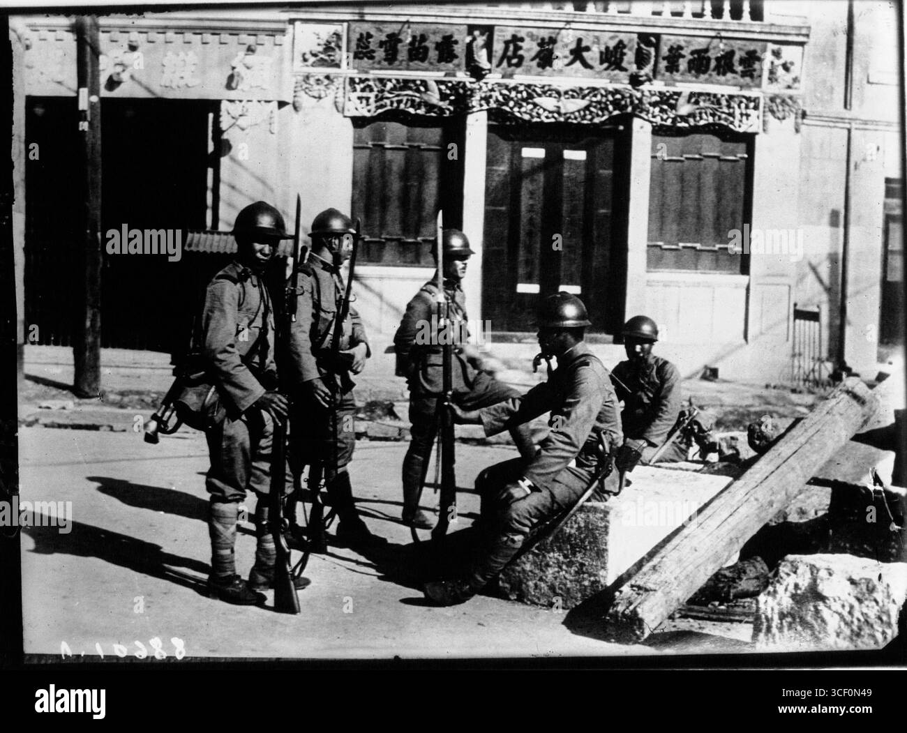 Soldati giapponesi vicino a Mukden nell'ottobre 1931, durante le prime fasi dell'espansione militare giapponese in Cina. L'immagine cattura un momento significativo nella storia dell'Asia orientale. Foto Stock