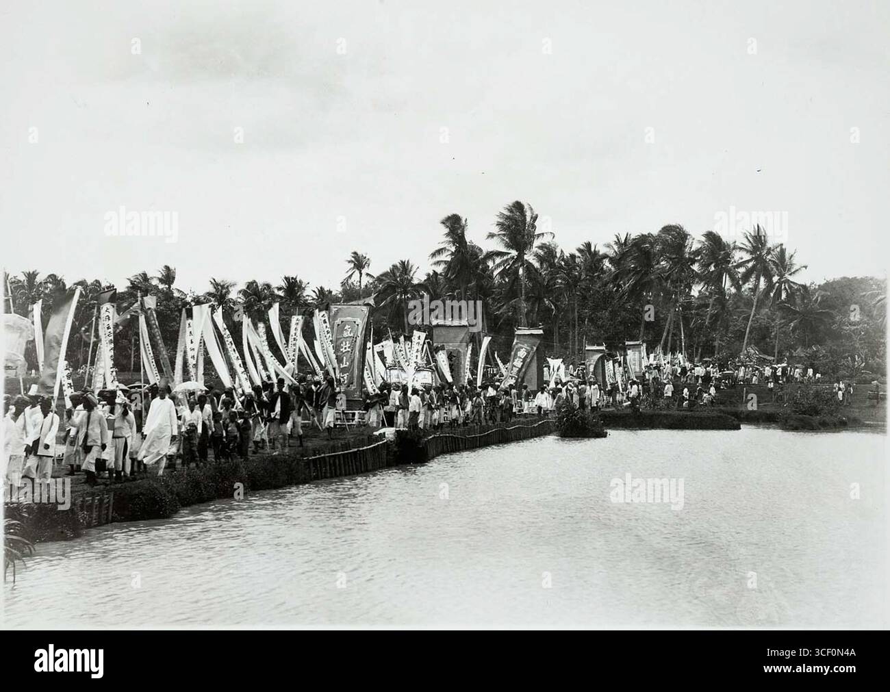 Questa fotografia, scattata tra il 1910 e il 1930, mostra una processione funebre cinese nelle Indie orientali olandesi, che illustra le usanze funebri della comunità cinese in Indonesia durante il periodo coloniale. Foto Stock