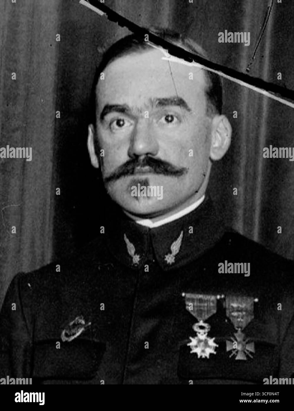 Questa fotografia storica dell'8 marzo 1917 mostra il capitano Paquignon, il tenente Ducas, il tenente Deullin e altre figure degne di nota dell'aeronautica militare francese presso l'Aéro-club, tra cui Georges Guynemer e il tenente colonnello Girod. Foto Stock