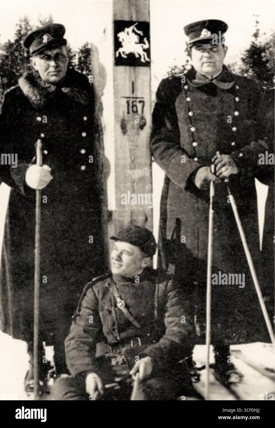 Un marcatore di confine nella regione lituana di Vilnius, con lo stemma lituano Vytis, fotografato tra il 1939 e il 1940. Foto Stock