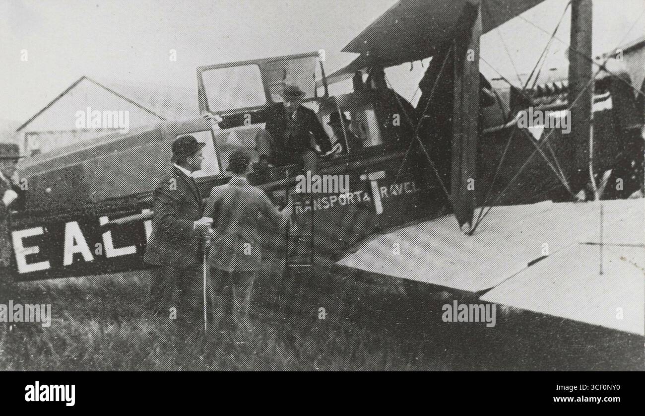 Questa foto del 17 maggio 1920 mostra l'arrivo del primo volo commerciale di linea all'aeroporto di Schiphol da Londra. Questa pietra miliare nella storia dell'aviazione ha segnato l'inizio dei viaggi aerei regolari tra il Regno Unito e i Paesi Bassi. Foto Stock