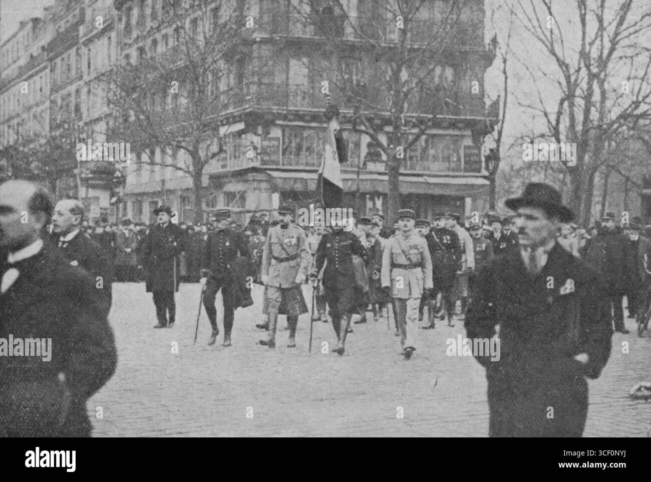 Il 27 gennaio 1923, il gruppo di veterani di guerra serve come guardia d'onore durante il funerale di Marius Plateau. L'immagine, pubblicata sull'Almanach de l'Action Francoise, cattura questo momento significativo nella memoria storica francese. Foto Stock