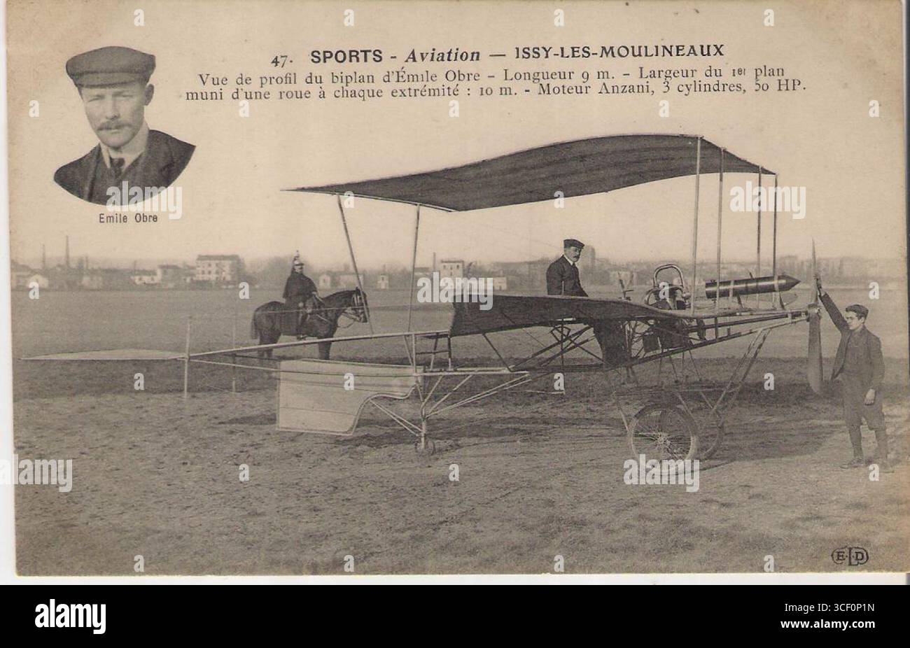 Émile Obre pilota il suo biplano il 1° gennaio 1910. Questa immagine cattura un primo momento nella storia dell'aviazione mentre piloti come Obre hanno contribuito allo sviluppo del volo a motore. Foto Stock