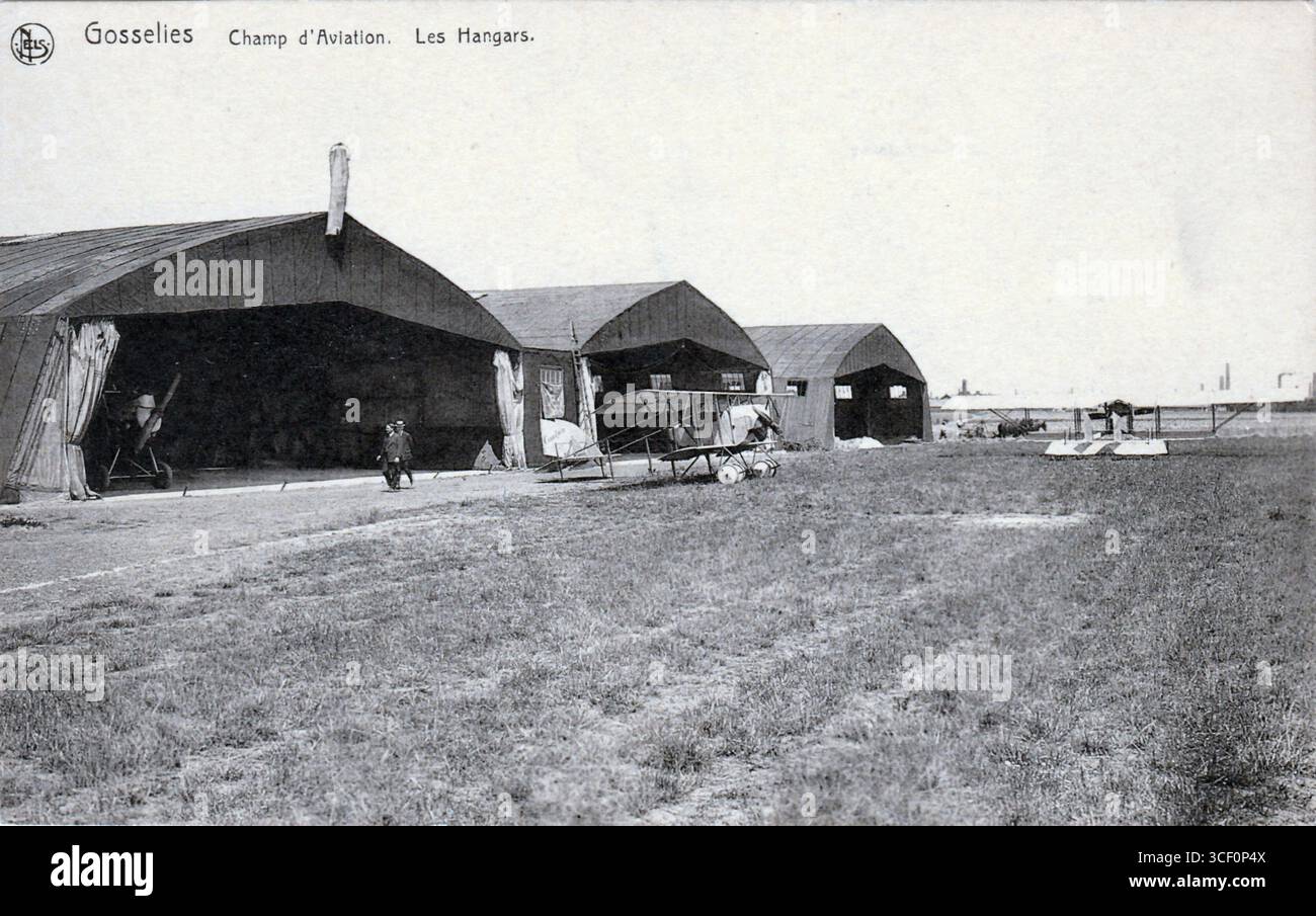 Cartolina del Gosselies Aviation Field vicino Charleroi, Belgio, che mostra hangar nei primi anni '1920 L'immagine è stata inviata nel 1923 e cattura il primo sviluppo delle infrastrutture aeronautiche in Belgio. Foto Stock