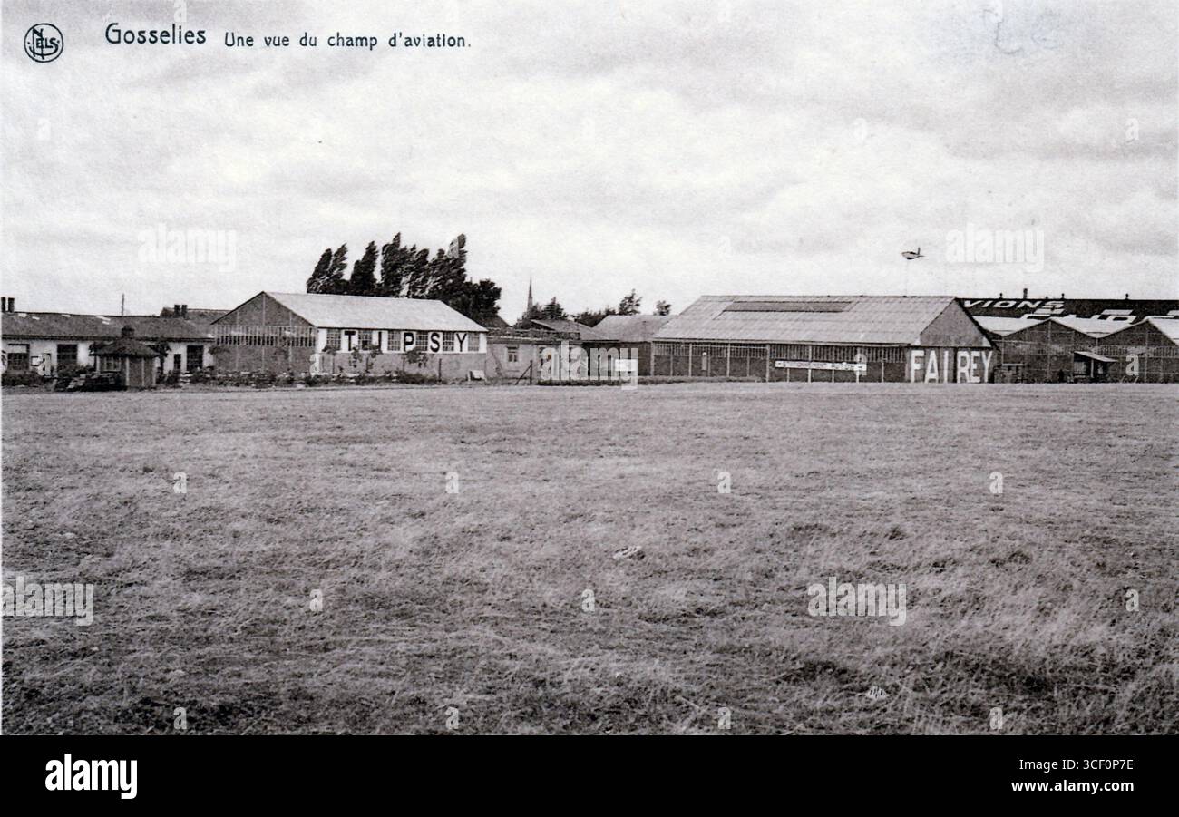 Una cartolina del 1935 circa raffigurante una vista del Gosselies Airfield a Charleroi, in Belgio, con particolare attenzione alle installazioni degli aeromobili Fairey. Foto Stock