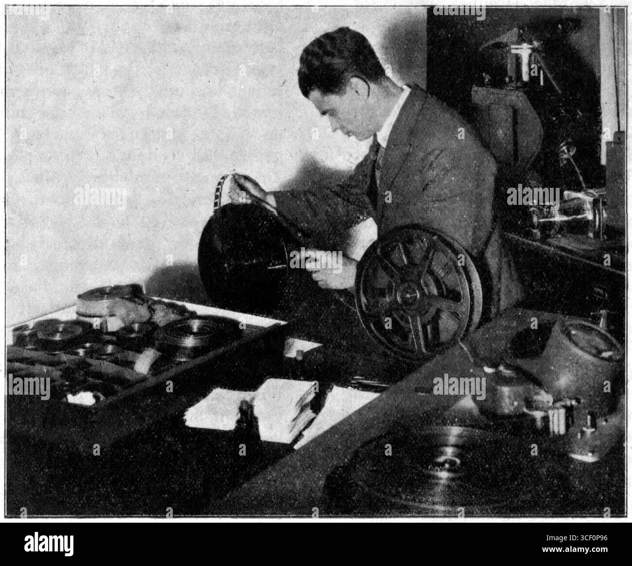 La fotografia mostra Joris Ivens nel suo studio nel 1928. Ivens, un regista olandese, è noto per il suo lavoro documentario. All'epoca, il suo film "De Brug" è stato presentato in un programma di spicco, segnando un importante traguardo nella sua carriera. Foto Stock